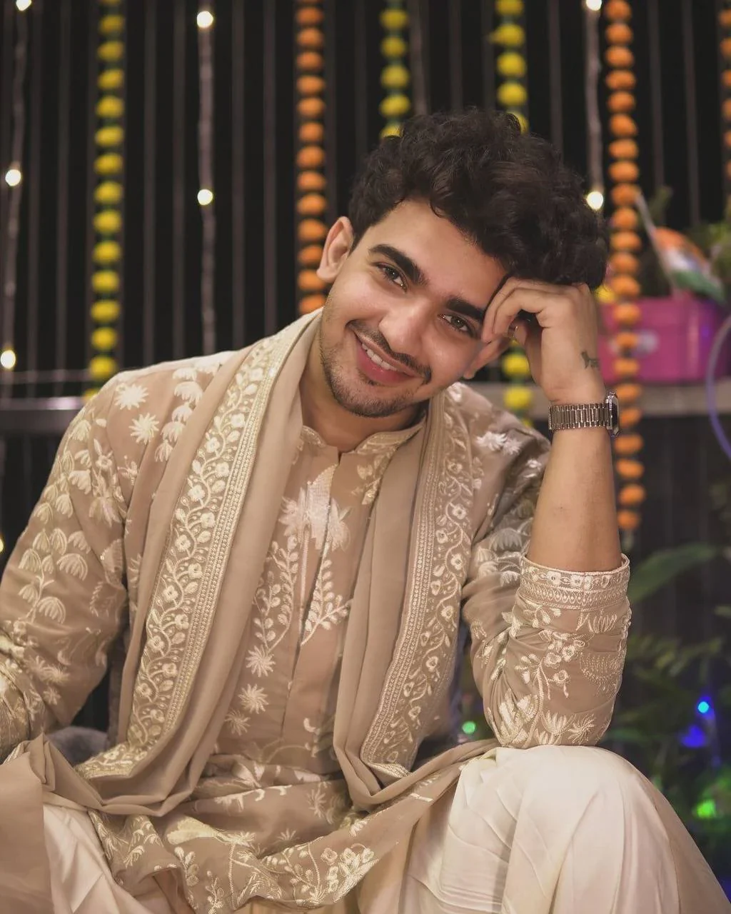 BEIGE KURTA SET WITH PANT AND DUPATTA - Image 2