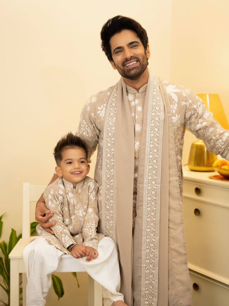 BEIGE KURTA SET WITH PANT AND DUPATTA - Image 5