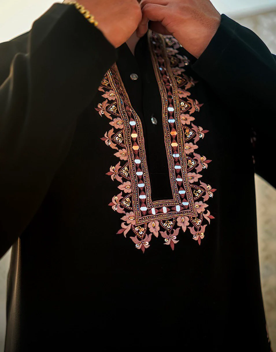 BLACK HEAVY FLAMINGO SEQUENCE EMBROIDERED KURTA WITH PAJAMA - Image 3