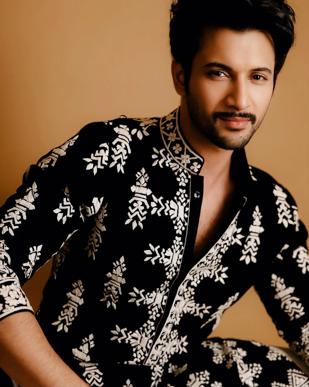 BLACK VELVAT KURTA With WHITE THERD EMBROIDERY KURTA PANT SET - Image 2
