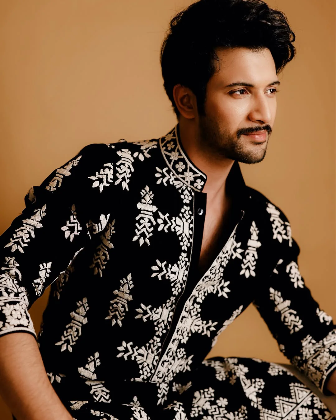 BLACK VELVAT KURTA With WHITE THERD EMBROIDERY KURTA PANT SET - Image 3
