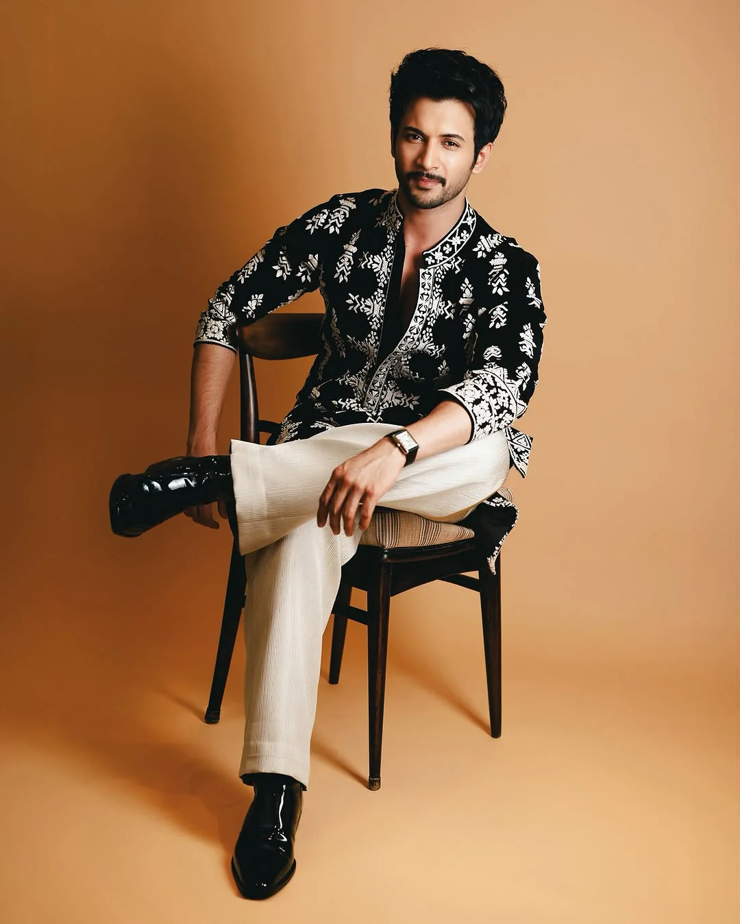 BLACK VELVAT KURTA With WHITE THERD EMBROIDERY KURTA PANT SET - Image 4