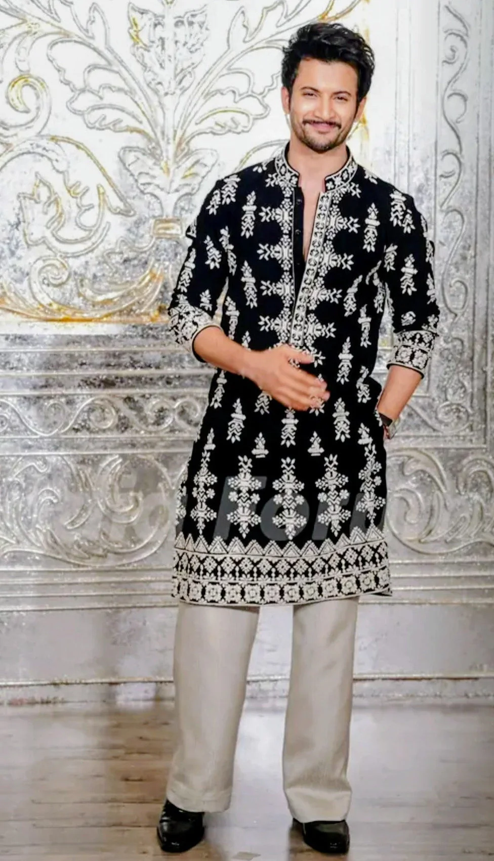 BLACK VELVAT KURTA With WHITE THERD EMBROIDERY KURTA PANT SET - Image 6