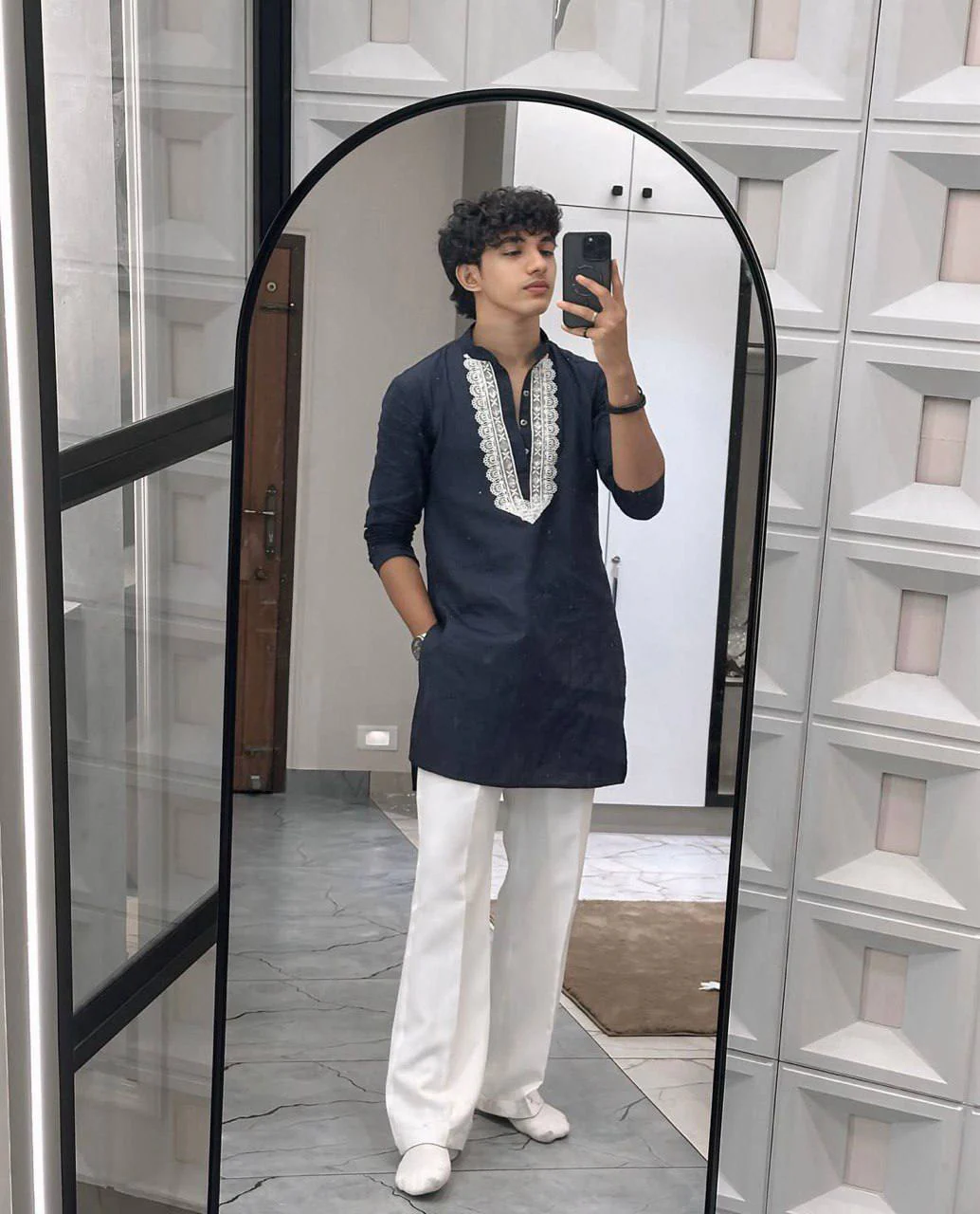 EMBROBLUE V NECK EMBROIDERED THRED KURTA WITH PAJAMA - Image 4