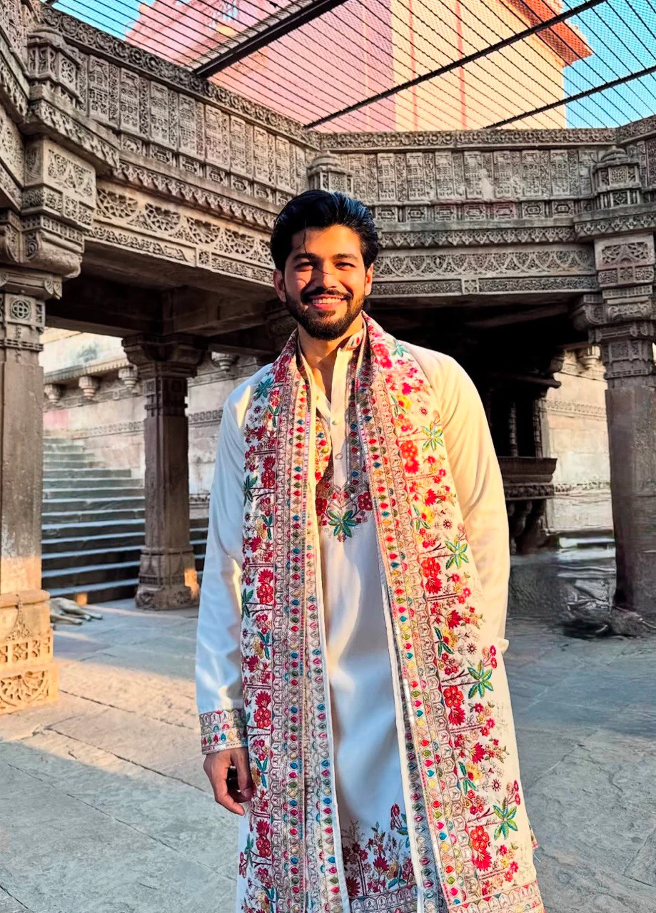 OFF WHITE HEAVY EMBROIDERED WORK KURTA PAJAMA AND DUPATTA SET FOR MEN'S - Image 10