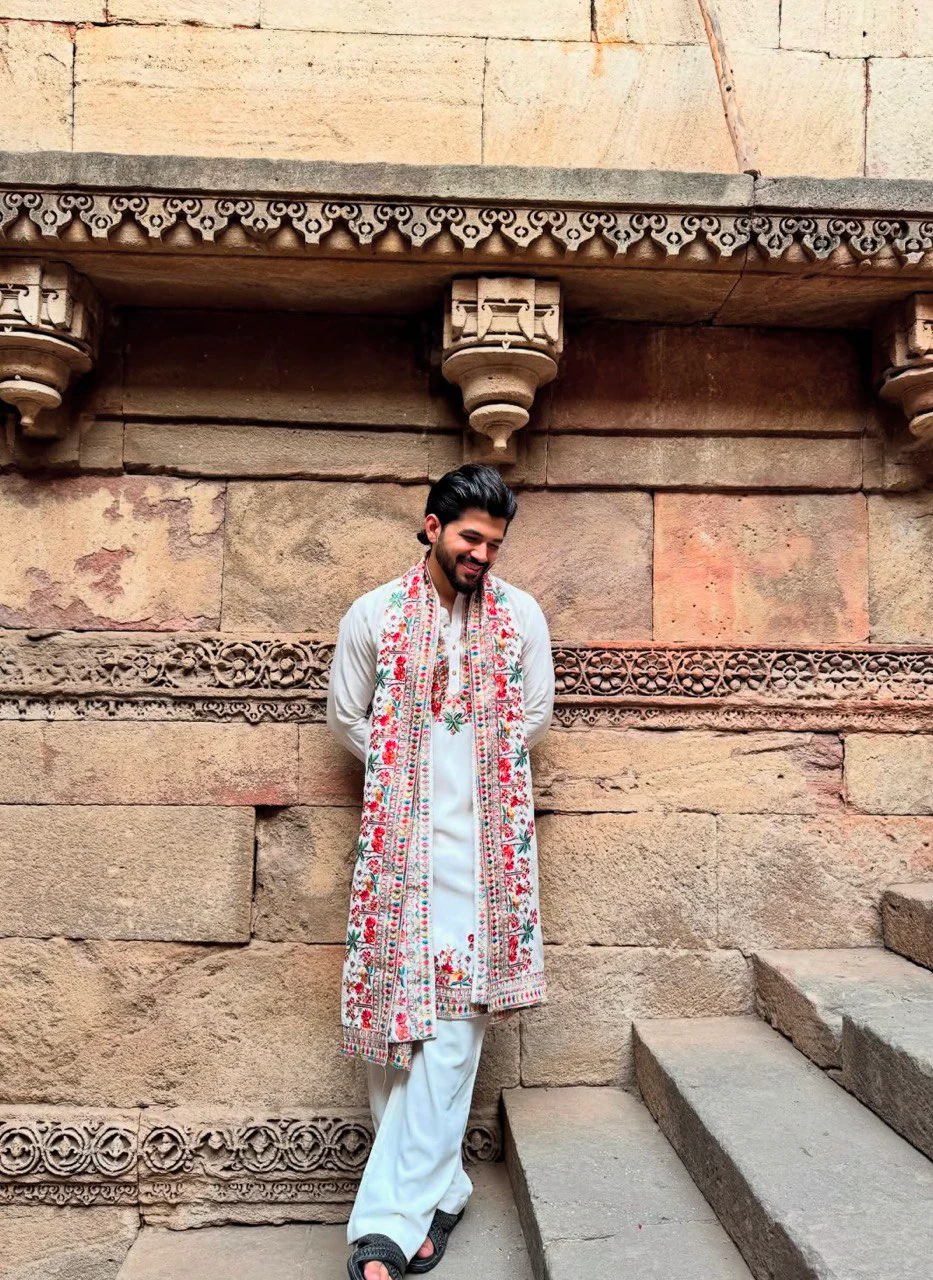 OFF WHITE HEAVY EMBROIDERED WORK KURTA PAJAMA AND DUPATTA SET FOR MEN'S - Image 7